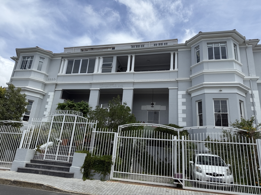 To Let 4 Bedroom Property for Rent in Green Point Western Cape